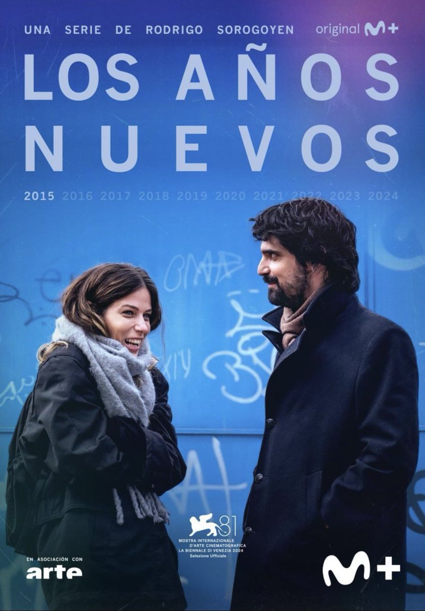 rmunizagav's tweet photo. Llegó a Mubi la miniserie española “Los años nuevos”: chico conoce a chica una noche de Año Nuevo. Son 10 capítulos y cada episodio es un 31 de diciembre durante 10 años. Tiene algo de la trilogía “Antes del amanecer”, de “Normal people”. Es, de verdad, una joya. Una imperdible. https://t.co/ltwyzdOGiw