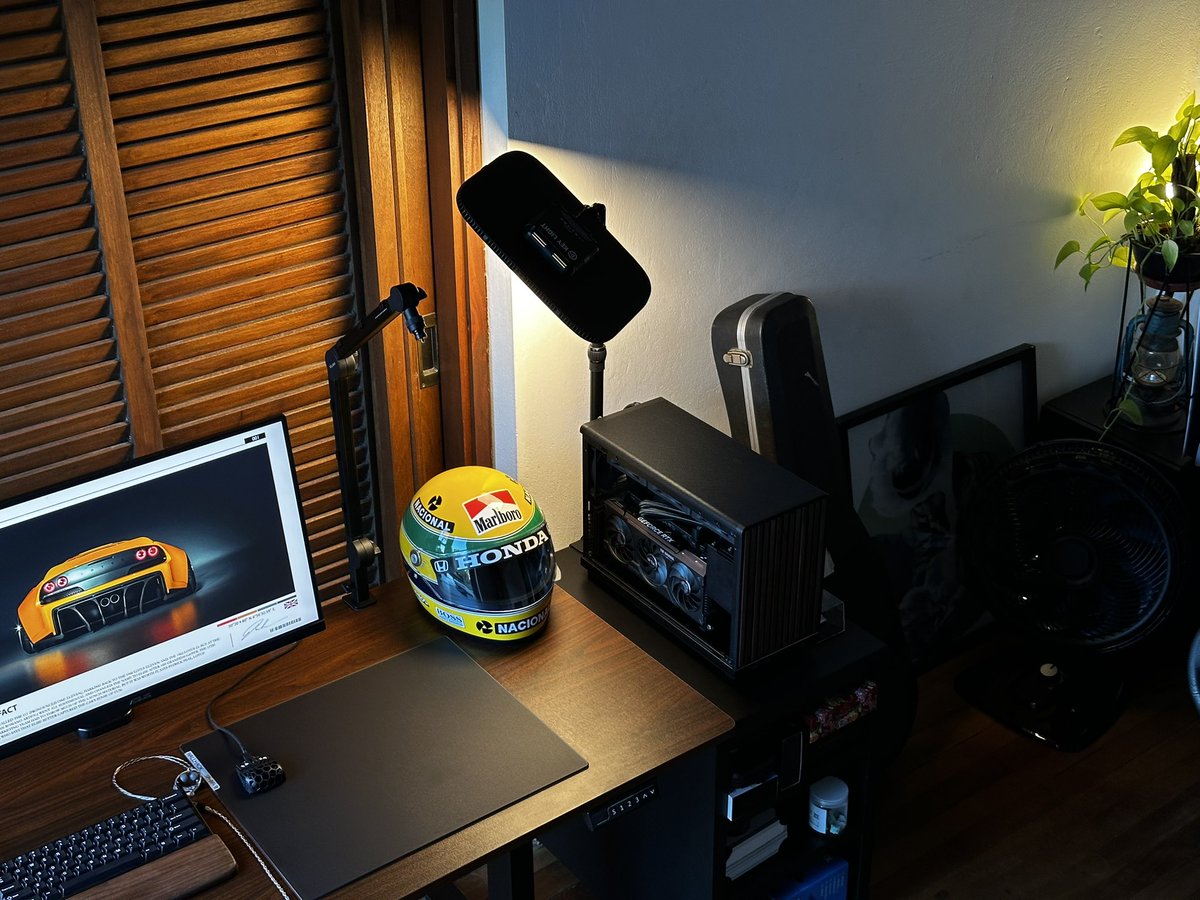 knots_setup's tweet photo. Ayrton Senna's 1990 helmet 
New setup decoration https://t.co/Yh2lKPcE0h