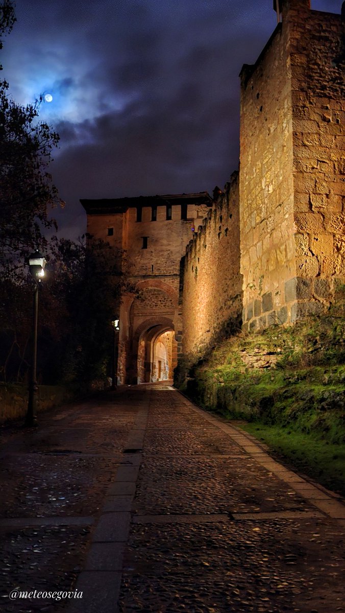 La #luna asoma tímidamente entre las #nubes esta noche en #Segovia.
