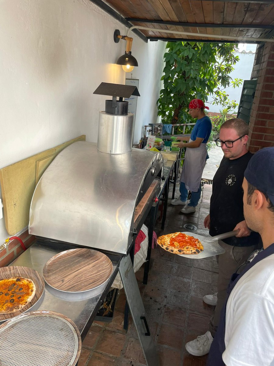 Son las 5 de la tarde y ya vendí toda la producción de hoy y mañana 😭😭😭🥹🥹🥹
Que felicidad cargo carajo! 
Ahora a producir más y más 🔥🔥