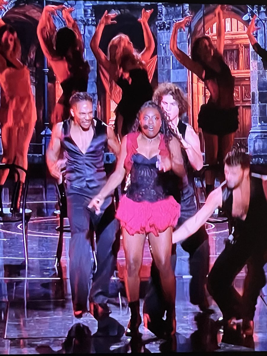 Mais les gars vous vous rendez compte de la difficulté de ce qu’elle vient de faire ?  Entre le chant qui est parfait et la danse qui est extraordinaire alors que la meuf n’a pas fait de cours de danse de sa vie Waouh 🥹 #StarAcademyLeLive #staracademy #sarah #Bastien