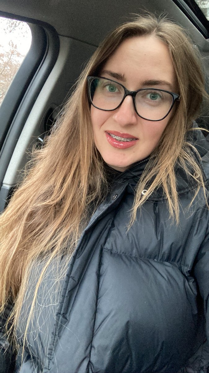 Aiziet 3. gads 😭🥳 Es neteiktu, ka man nepatīk vai traucē, bet breketes ir kaut kāds melnais caurums. Ņem nost jau apmēram gadu un jūtu, ka tikpat ilgs laiks vēl priekšā. Līdzīgi man bija tikai ar autoskolu. Nevarēja paredzēt, ne cik naudas, ne cik laika aizņems.