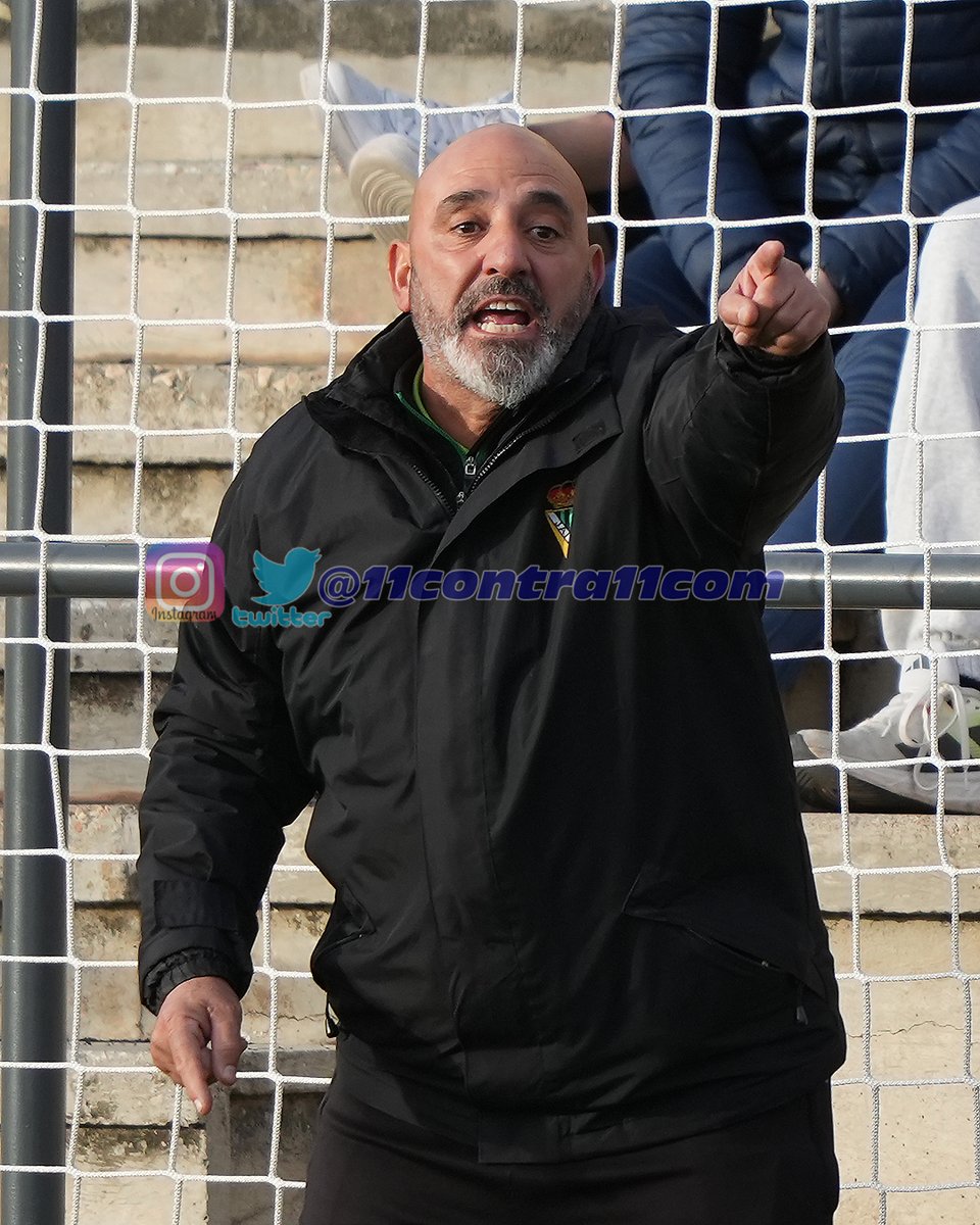 #actualidad11contra11
🧐 Isidoro Cortés López 'ISI', entrenador del ⚽️ <a href="/C_D_JAIALAI/">C.D.Jai-Alai Bolívar</a>  #1ProvincialAficionados

🏟️ Rosa Colorado
📆 22 de noviembre de 2025

#fútbol #salamanca #foto #ProvincialAficionados #coach