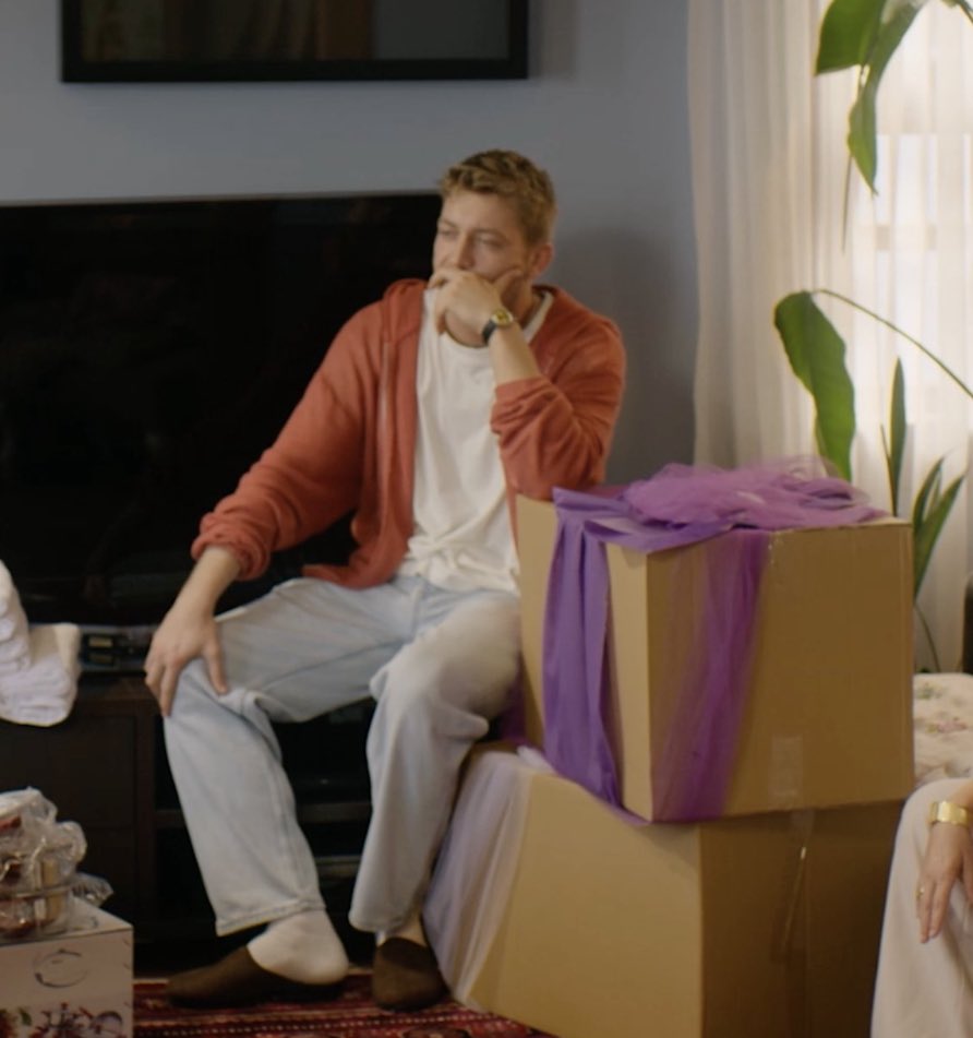 Fadime onu alacak diye heveslenip çeyiz yapmışta Fadime onu almayınca hevesi kursağında kalmış gibi oturuyor sjsj Hadi yine iyisin kaçırdık seni. Çeyizleri de patlamadılarsa  bilema aldırırız. #taşacakbudeniz