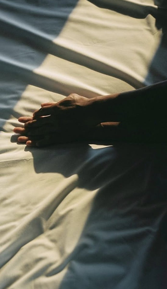 Ruhumdan öp sessizce sonra kenetlenip el ele tutuşur yanarız gece sabaha bağlanırken.... 

Güneş bize doğar, yine geceyi bekler yakarız ne varsa..... 
Önce kim yanar bilemem ona da sonra bakarız..... 

#geceye
#GeceyeNotum 
#geceyebirsöz 
#iyigeceler