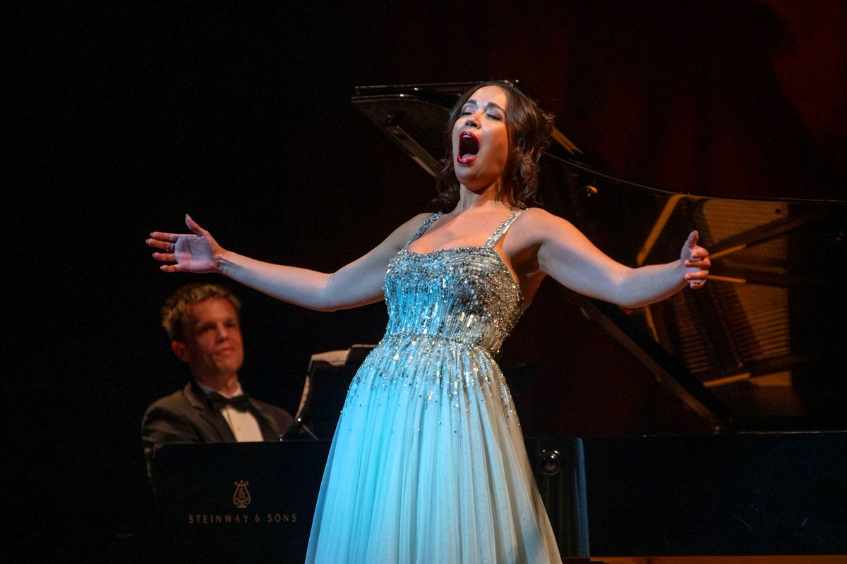 Entre cambios de clima, guiños cómplices y siete bises, la soprano Nadine Sierra reafirmó su presencia indiscutible. Reseña de Patricia Casañas. Clic: martinwullich.com/nadine-sierra-…