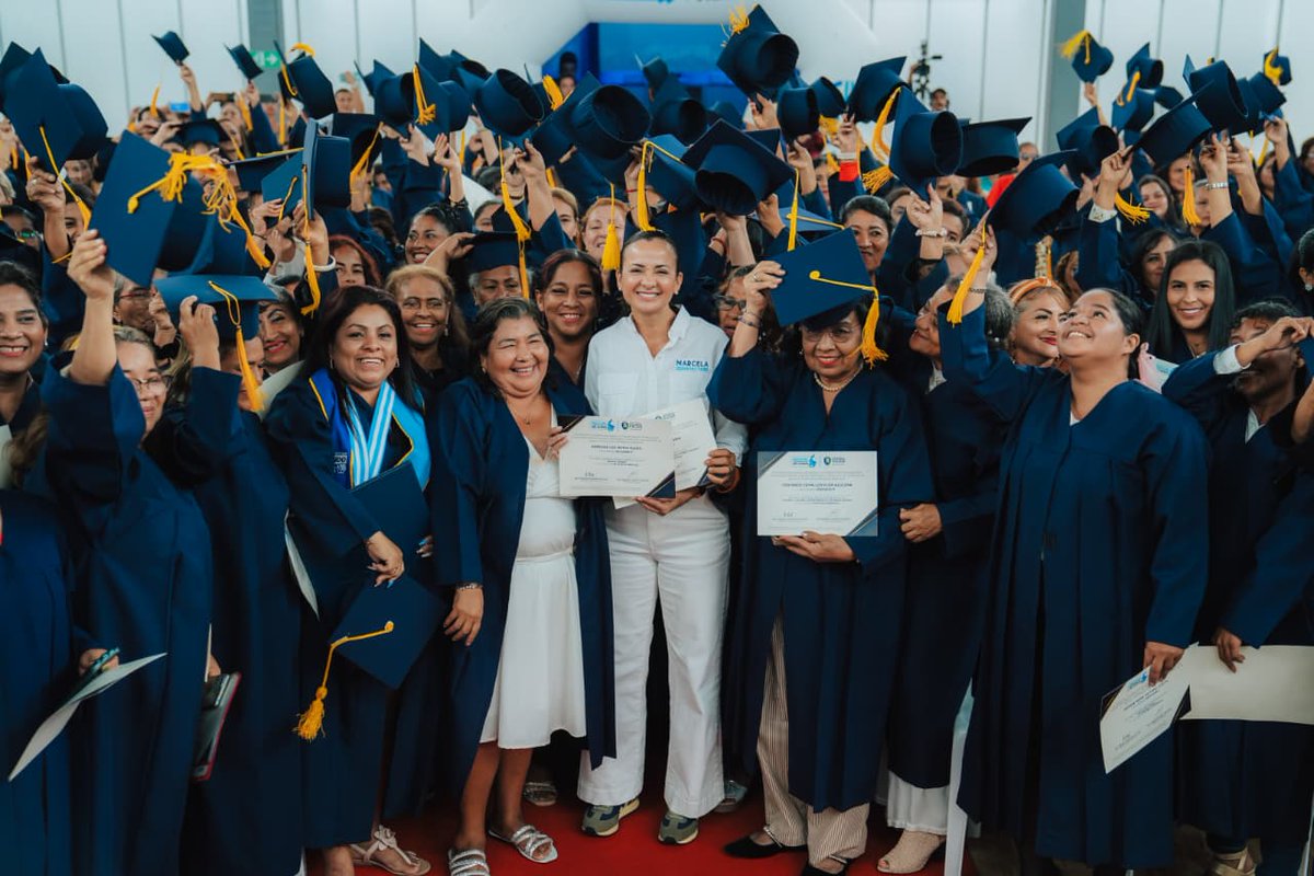 marcelaguinaga's tweet photo. Hoy no celebramos solo una graduación: celebramos un acto de dignidad y de justicia.
711 cuidadoras culminan su proceso formativo: un logro académico, sí, pero también una decisión firme y política para romper cadenas de desigualdad, pobreza e inseguridad. https://t.co/6tLjJ9Yten