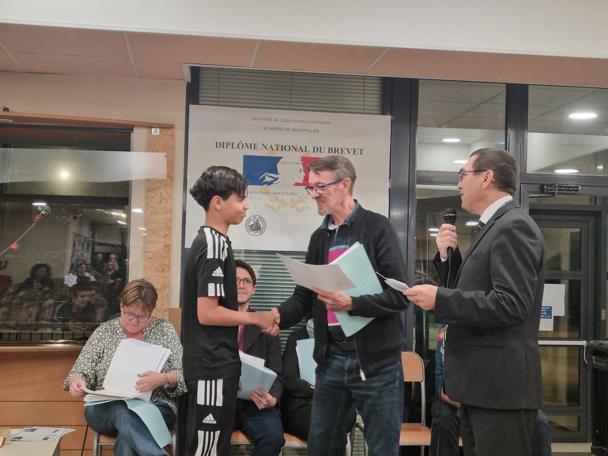uramina's tweet photo. Très belle cérémonie républicaine de remise des diplômes hier soir au collège F. Desmons pour la Promo 2025 dans une ambiance chaleureuse et conviviale. https://t.co/W1Ft7xZzWR
