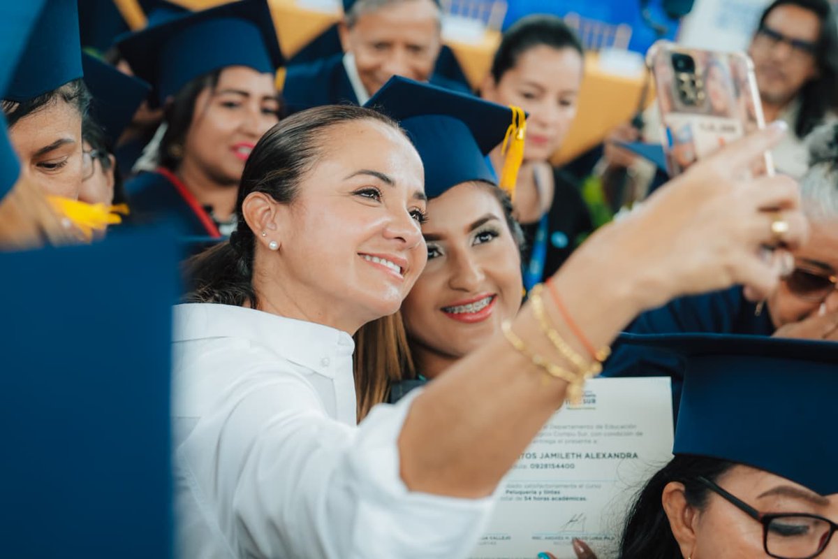 Hoy no celebramos solo una graduación: celebramos un acto de dignidad y de justicia.
711 cuidadoras culminan su proceso formativo: un logro académico, sí, pero también una decisión firme y política para romper cadenas de desigualdad, pobreza e inseguridad.