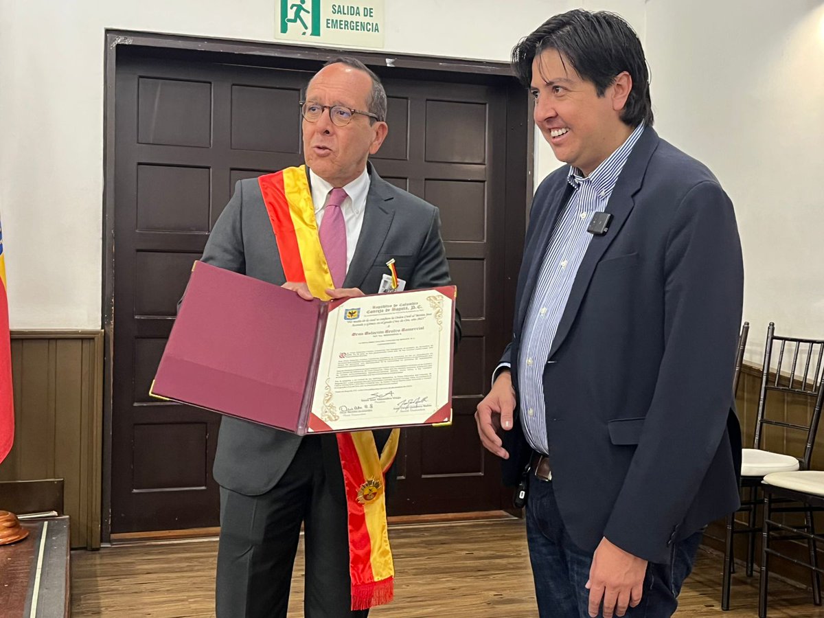 🏅 El Concejo de Bogotá otorgó la Orden Civil al Mérito al <a href="/GranEstacionCC/">Gran Estación CC</a> , un reconocimiento que exalta su compromiso con la inclusión, la accesibilidad y el trabajo por una ciudad más justa e incluyente.

📌 Condecoración propuesta por el concejal
<a href="/andresonzaga/">Andrés Onzaga 👍🏽</a>