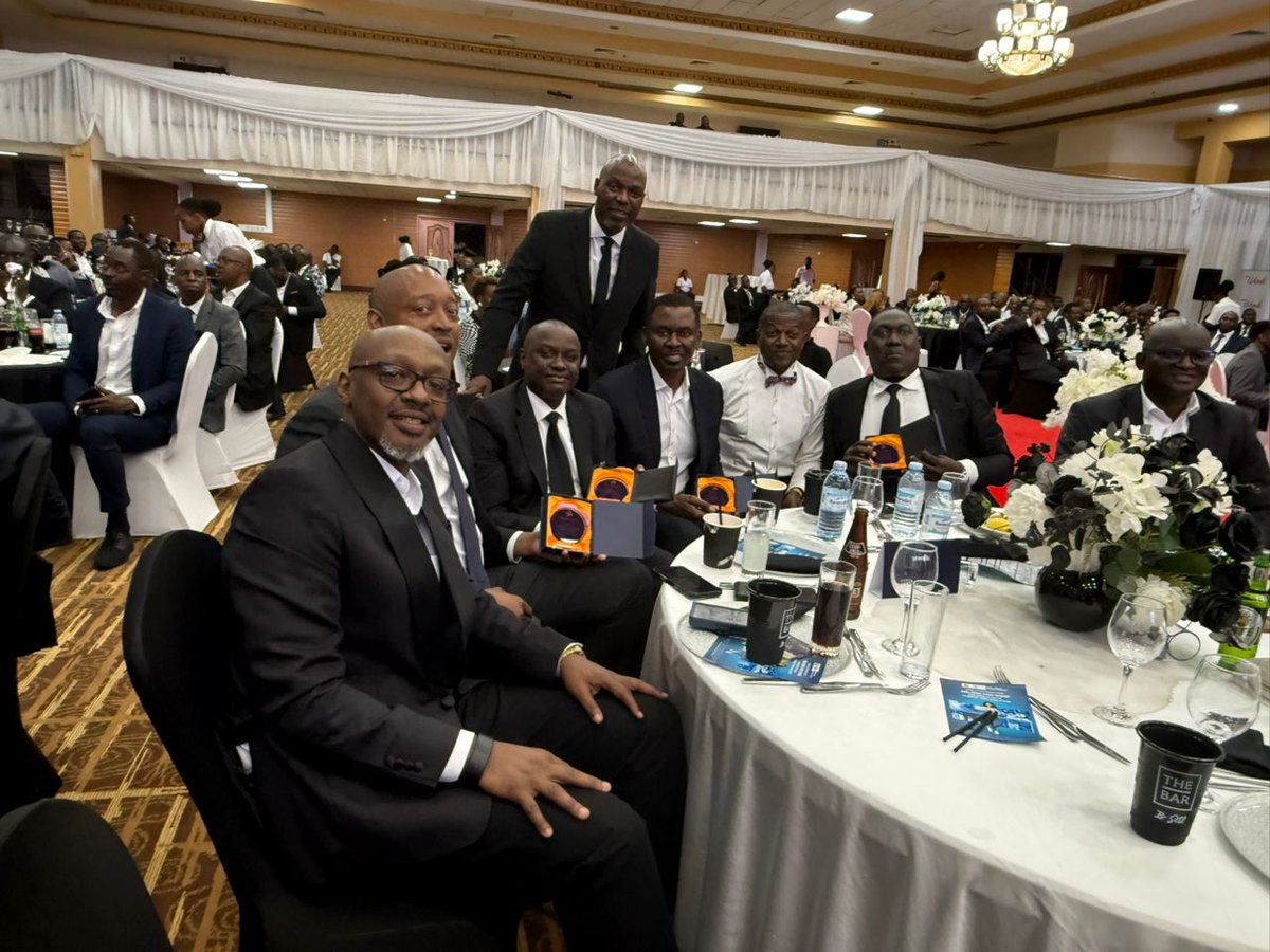 MarkSsali's tweet image. Proud to be one of those singled out for an award by the old boys at the biggest annual @SMACKOBA_official dinner ever. Privileged, humbled, grateful to you all! @cpmayiga @munlex50 @kasyate @odagacharles