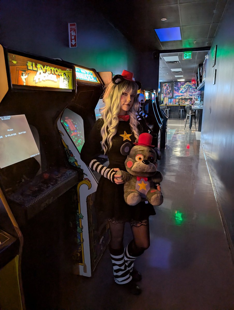 sokolokokos's tweet photo. #Lefty at #fnaf2 opening night!! https://t.co/zGMljWsDE2