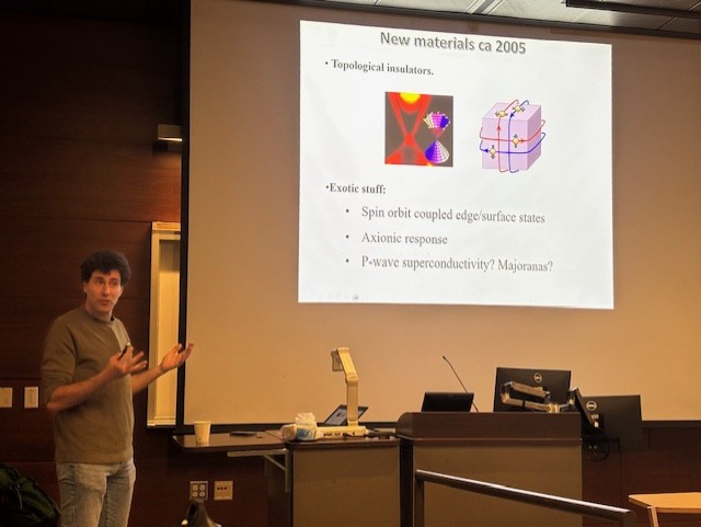 At last Monday's Physics Colloquium, Dr. Gil Refael (Caltech) presented interesting ideas about future devices and applications based on novel materials with topological features.