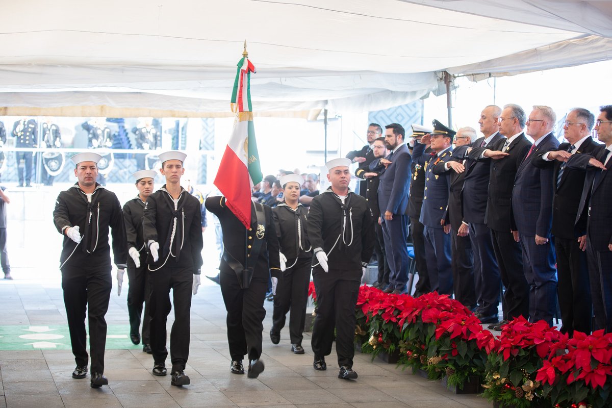 AFAC_mx's tweet photo. México conmemora el Día de la Aviación Civil Internacional 2025 en el Centro Internacional de Instrucción de Aeropuertos y Servicios Auxiliares (CIIASA), en una ceremonia encabezada por la #AFACmx, @ASAMexico_mx y @aeropuertos_GAM, bajo el lema “Cielos seguros y futuro sostenible para todos”.
Durante el evento se destacaron la cooperación internacional, la innovación, la inteligencia artificial, los retos ambientales y el papel estratégico de México como punto clave de conexión global.
Asimismo, se realizaron honores a la Bandera Nacional y Guardia de Honor a la Bandera de la OACI.
✈️ México reafirma su compromiso con una aviación segura, ordenada y sostenible.
🔗 Lee la nota completa aquí:
https://t.co/nakQ4eVUeF