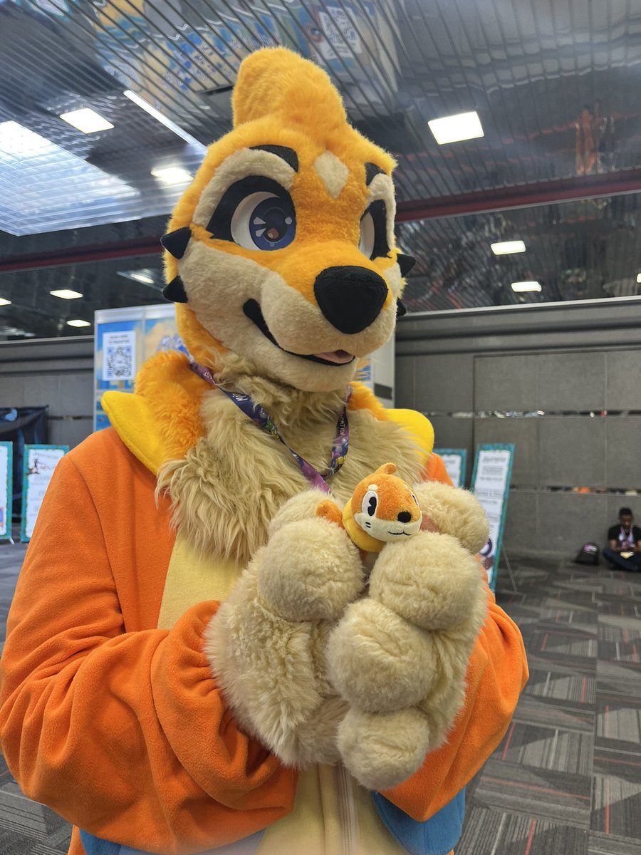 scambocop's tweet photo. @NetaroTheOtter Heyo just wanted ta say thank ya for havin a pic with da lil lad https://t.co/Nsoo7LD5oV
