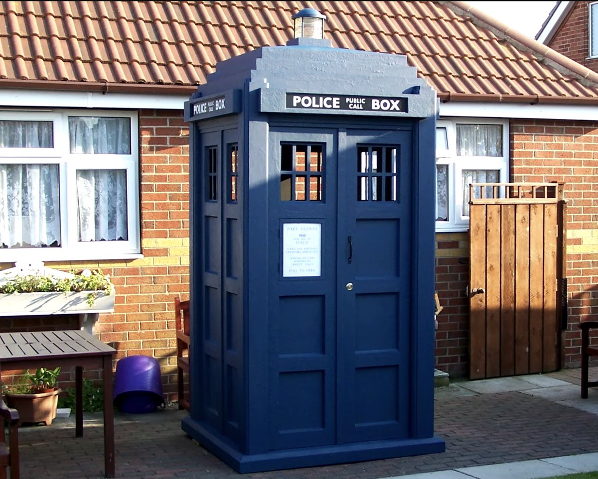 LRoundels's tweet image. Found it (again)
This is the Police Box (in an incomplete state) that PB Props company was hired to build for nuwho in 2004. 
Stuff happened, it was a late commission so they had to pull out and we ended up with the cupboard thing...
But this beauty!?! What could have been!!!😭