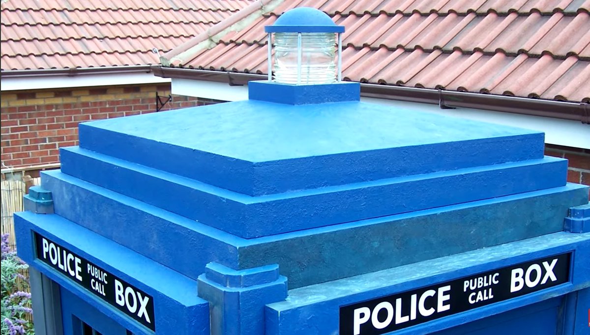 LRoundels's tweet image. Found it (again)
This is the Police Box (in an incomplete state) that PB Props company was hired to build for nuwho in 2004. 
Stuff happened, it was a late commission so they had to pull out and we ended up with the cupboard thing...
But this beauty!?! What could have been!!!😭