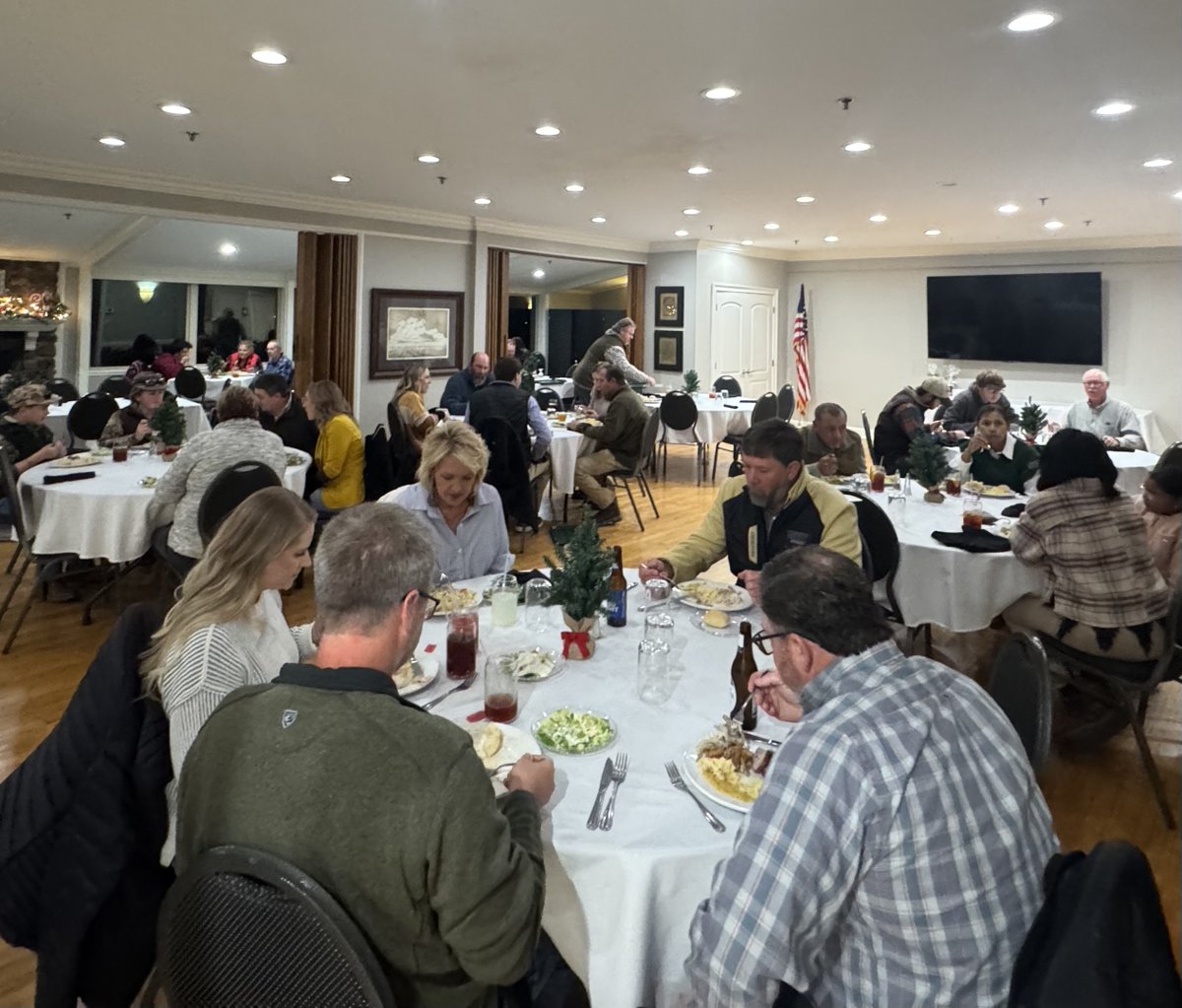 We had a fantastic time at the Stuttgart Customer Appreciation Dinner yesterday evening! It may have been cold outside, but inside the Stuttgart Country Club it was warm with fellowship and good food.