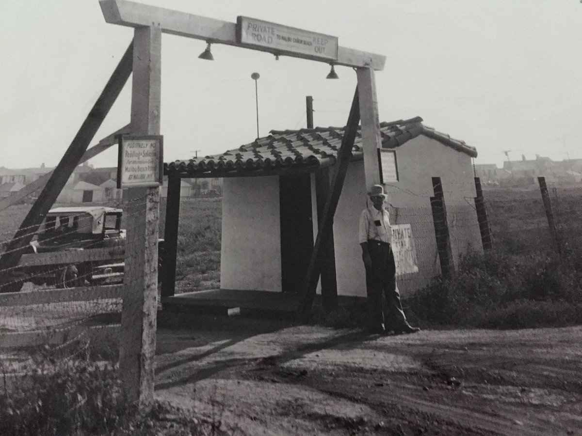 4_Malibu's tweet photo. Flashback Friday ✨
Week 1: Malibu Colony Gate — Then &amp; Now
One of Malibu’s most iconic entry points with a history all its own.
See the full series here ⬇️
 https://t.co/83h0d5r4Ym
#Malibu #FlashbackFriday #MalibuHistory https://t.co/HWjIsRMTn6