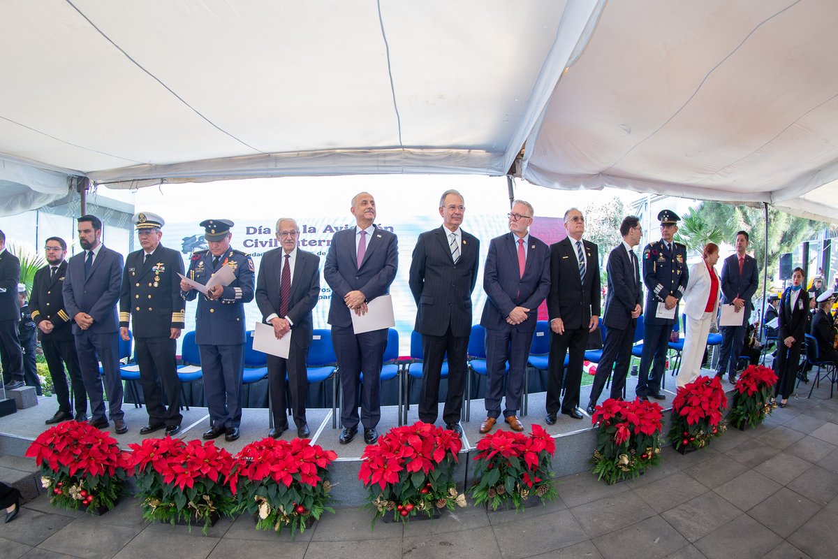 AFAC_mx's tweet photo. México conmemora el Día de la Aviación Civil Internacional 2025 en el Centro Internacional de Instrucción de Aeropuertos y Servicios Auxiliares (CIIASA), en una ceremonia encabezada por la #AFACmx, @ASAMexico_mx y @aeropuertos_GAM, bajo el lema “Cielos seguros y futuro sostenible para todos”.
Durante el evento se destacaron la cooperación internacional, la innovación, la inteligencia artificial, los retos ambientales y el papel estratégico de México como punto clave de conexión global.
Asimismo, se realizaron honores a la Bandera Nacional y Guardia de Honor a la Bandera de la OACI.
✈️ México reafirma su compromiso con una aviación segura, ordenada y sostenible.
🔗 Lee la nota completa aquí:
https://t.co/nakQ4eVUeF