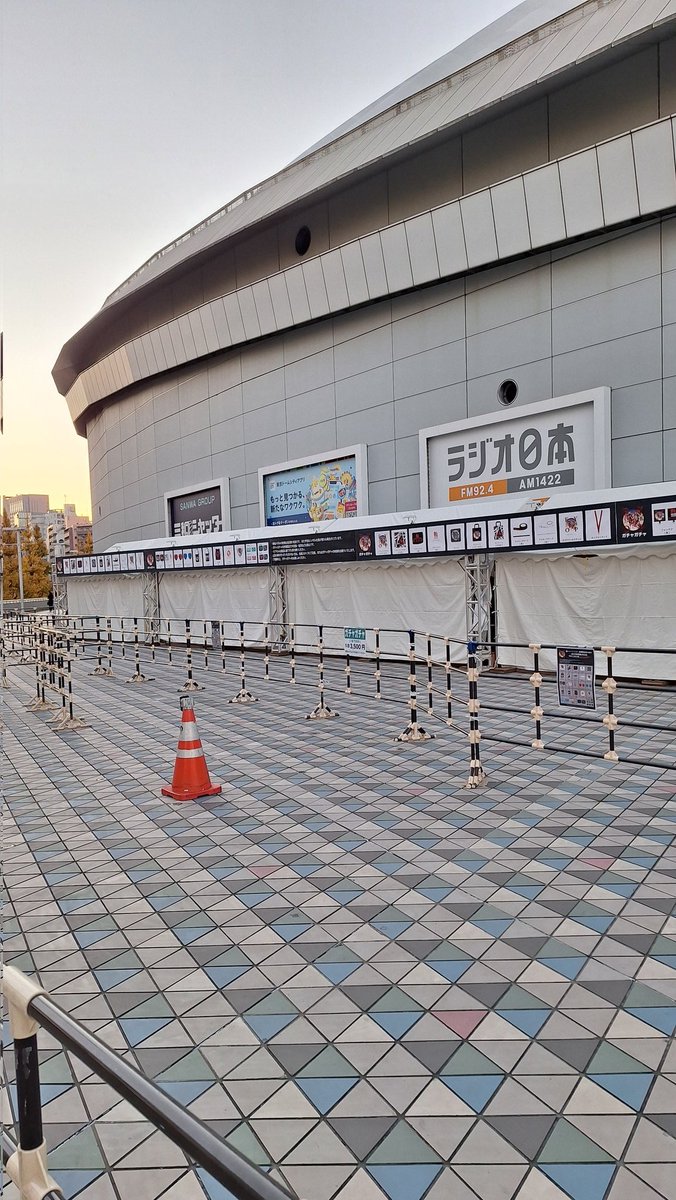 BestUltrasoul's tweet photo. 【 ガチャ列 】
06:40に並び… 現在250人程並んでて壁沿いに列が出来ています！！！

◽グッズは東京ドームは常設の売場で販売！
( 22番ゲート向かい )

◽お手洗いは列の所にあり！

◽日陰なので寒い…この時間は寒い…

寒さに耐えていきましょう！

#Bz #FYOP #東京ドーム https://t.co/8Ld14i7bxE