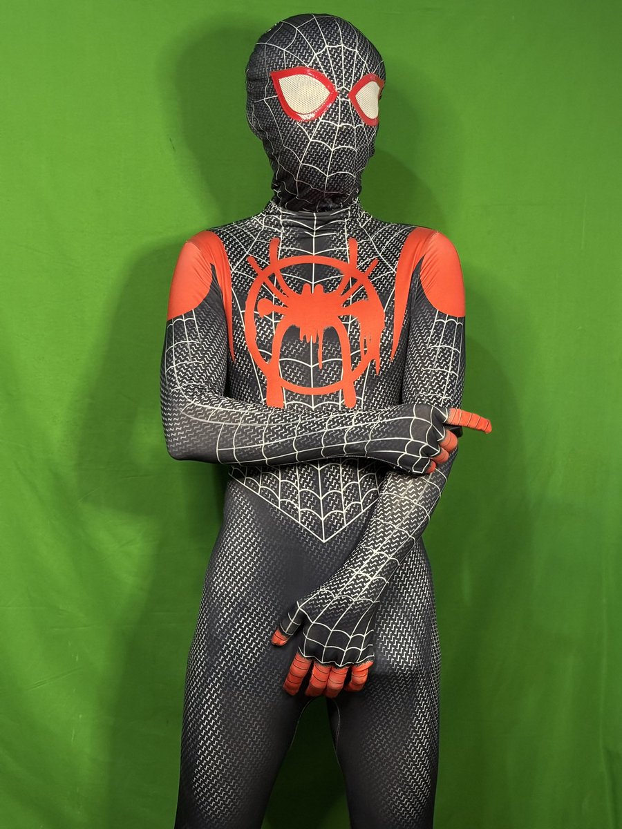 Ya que andaban chingando que los tenía muy abandonados. Y como saben “no es mucho pero es trabajo honesto”. 
Tengo más fotos. Pero ocupo que esta llegue a 10k de corazón ♥️. 
Compaltan, compaltan. 
#elchelo #chelo_io  #boys  #cosplayer  #cosplay #SpiderVerse  #LGBT