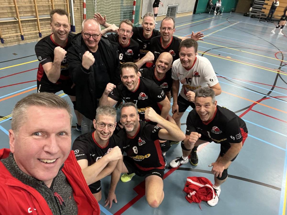wvcvolleyh3's tweet photo. Pakjesavond voor ons! #dankusinterklaasje😘 Even kijken of we zelf ook kunnen uitpakken vanavond 😎 We ontvangen Flevoll H1 thuis. 
25-20;26-24; 18-25;  25-18. Een mooie 3-1 😀 #mvps onze coach @twintoon50 , Mid Ard #killblock Eigenlijk het collectief 😎💪 #GoTeamWVC 🔴⚫️ https://t.co/vdsQA5yVty