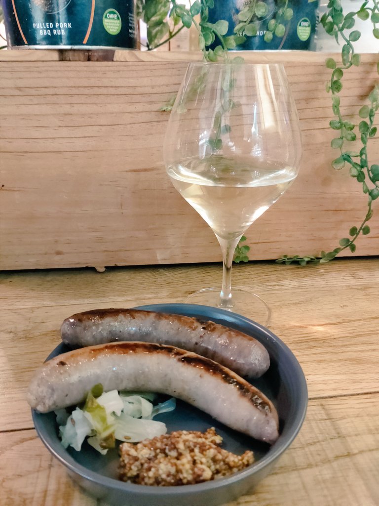 12月5日
久しぶりの街ではしご酒🍺少し体調崩してたけど完全復帰😆仕事関係でたまにお会いする方から「うちの会社の経理にエレカシファンがいるよ　宮本さんソロには興味ないって人だけど」って言葉が😱もっと早く教えてよ！会いたいよ！って思った 私は両方好きだけどね😆