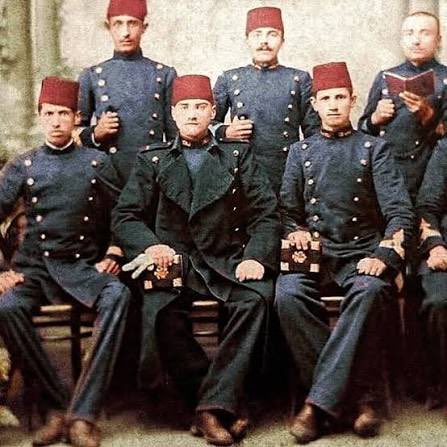 fatiheryilmaz0's tweet photo. İki Mustafa Kemal vardır: Biri ben, et ve kemik, geçici Mustafa Kemal... İkinci Mustafa Kemal, onu "ben" kelimesiyle ifade edemem; o, ben değil, bizdir! O, memleketin her köşesinde yeni fikir, yeni hayat ve büyük ülkü için uğraşan aydın ve savaşçı bir topluluktur. Ben, onların rüyasını temsil ediyorum. Benim teşebbüslerim, onların özlemini çektikleri şeyleri tatmin içindir. O Mustafa Kemal sizsiniz, hepinizsiniz. Geçici olmayan, yaşaması ve başarılı olması gereken Mustafa Kemal odur!