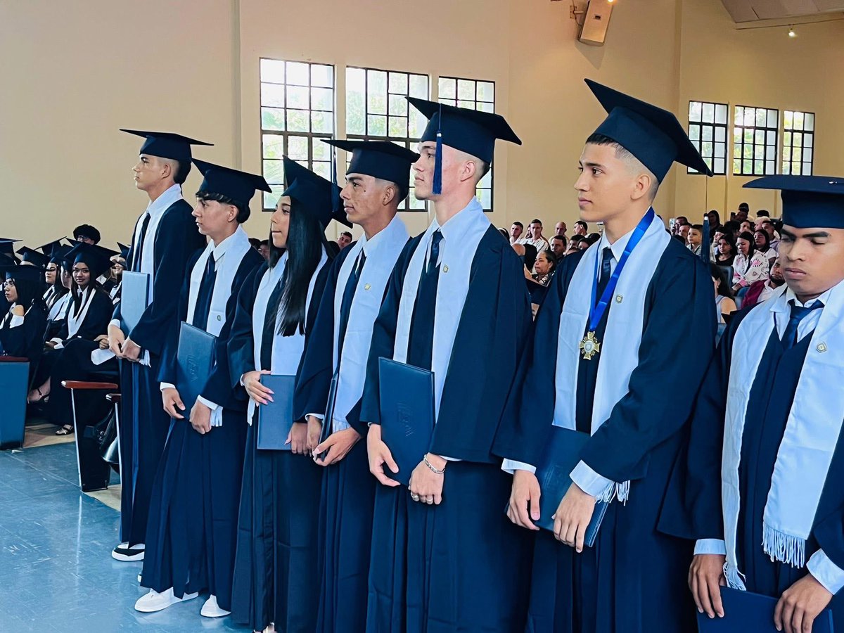alcaldiagalapa's tweet photo. 🎓 #Grados2025 | Mundo Feliz:
Hoy acompañé con enorme alegría a los estudiantes de la Institución Educativa Mundo Feliz, quienes con orgullo reciben su grado y dan el paso hacia una nueva etapa llena de retos, oportunidades y esperanza”: @fabianbonettb, alcalde. https://t.co/0UnHAD9Kg5