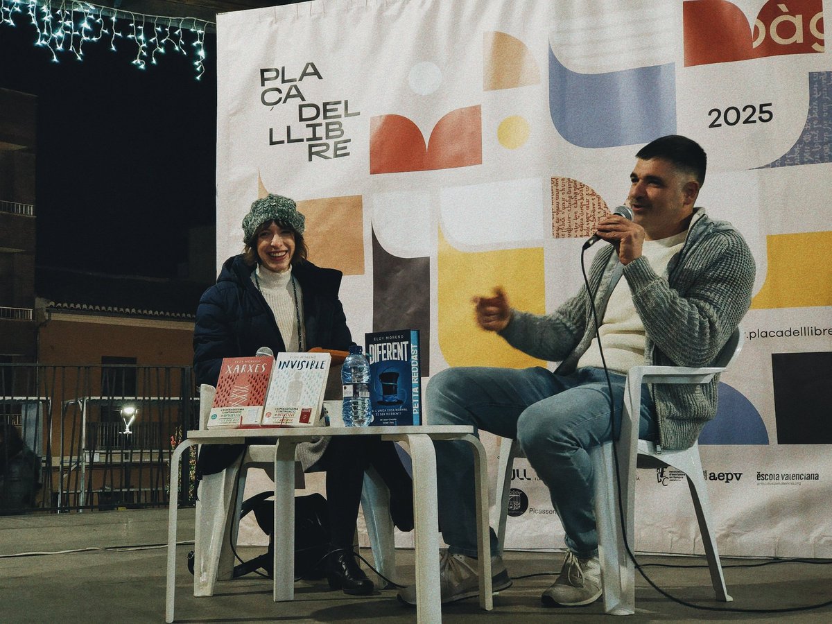 Siempre he pensado que la literatura tiene la capacidad de llegar a todos los rincones, de tocar todos los corazones. Fue un placerazo presentar a Eloy Moreno y hablar de su obra en un evento que, precisamente, defiende esto. Gracias a la Plaça del Llibre por contar conmigo. ✍🏻❤️