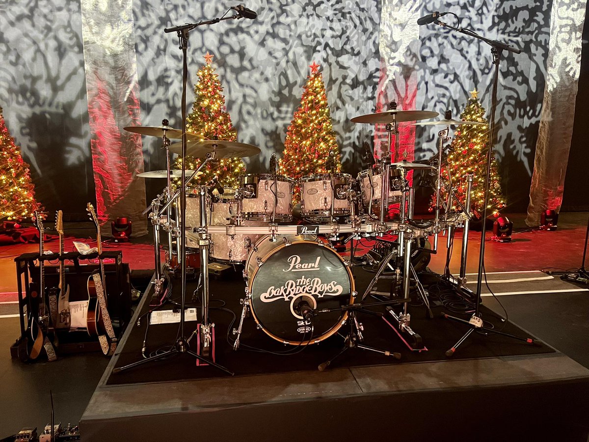 Pearl Artist Austin Curcuruto begins his ninth Christmas Tour with The Oak Ridge Boys behind his Music City Custom kit with an ICON Rack System. pearldrum.com/en/products/ha…