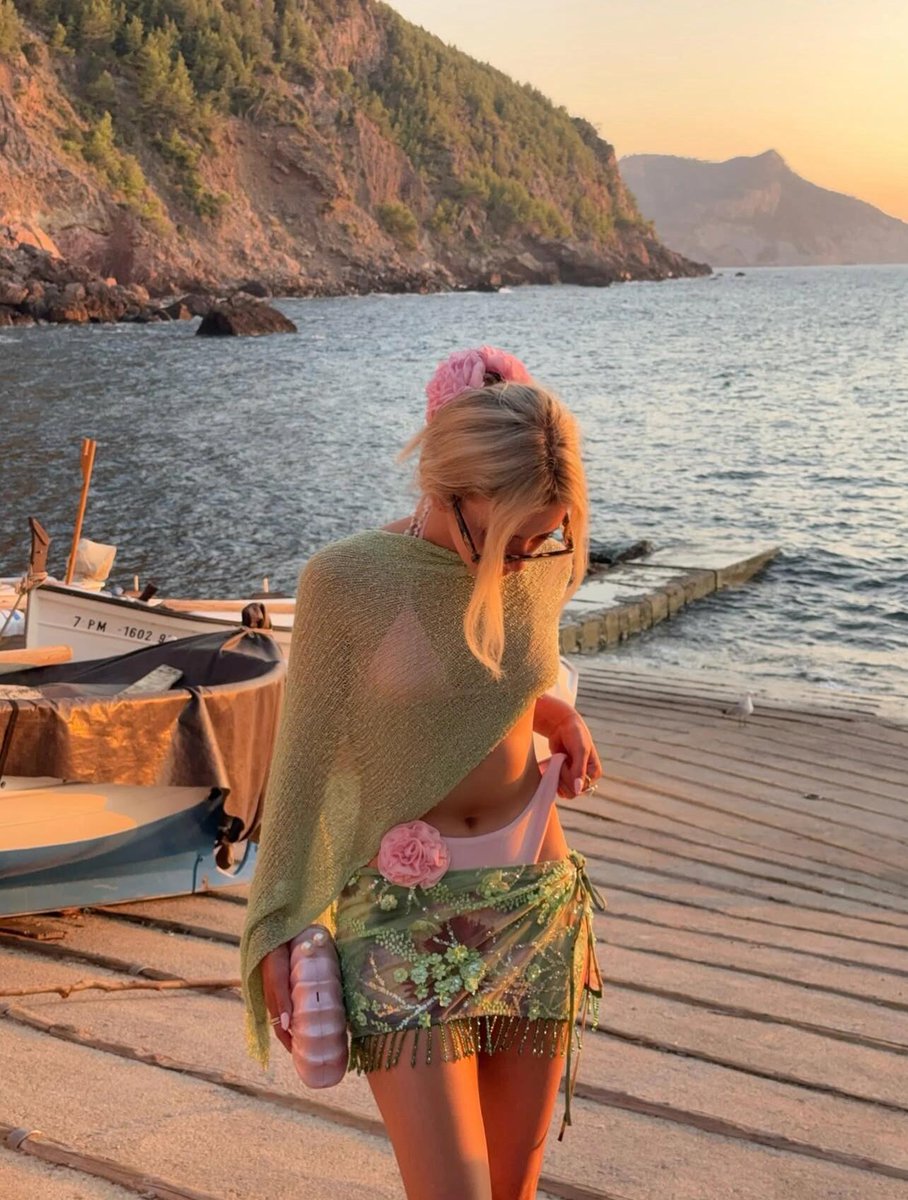 Emily Wilson tweet media