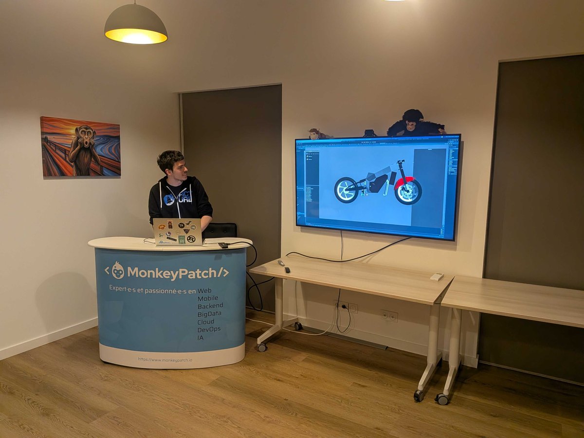 Et pour clôturer cette journée de mini-conf interne ... Romain Assié 🐵 !

Ses passions ? Les motos (ça va vite) et les jeux. Il veut construire sa moto mais il ne sait pas souder, qu'à cela ne tienne, il sait coder !