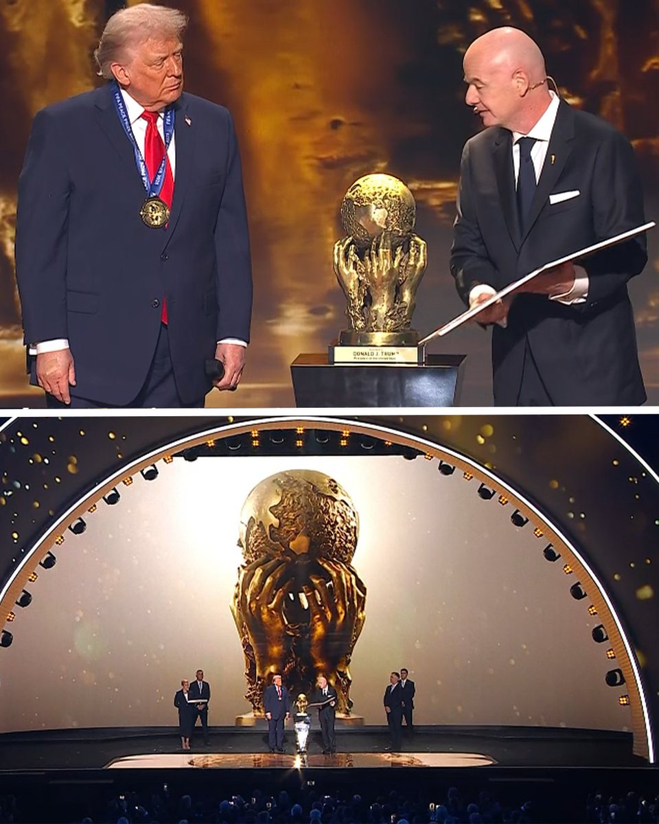 RMCsport's tweet image. 🚨 Donald Trump remporte le premier Prix de la paix de la Fifa ! 

🎙️ "Un leader doit se soucier du bien-être des peuples, nous voulons unir les peuples et Monsieur le Président, vous méritez ce premier prix pour ce que vous avez accompli et obtenu. Et vous pourrez toujours…
