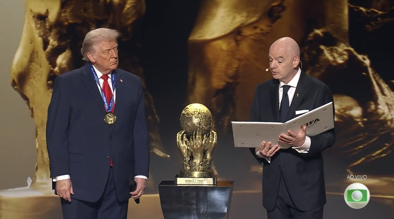 Trump recebe o prêmio da paz do presidente da Fifa, Gianni Infantino. 