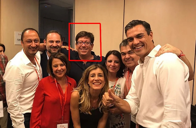 RaulGallart80's tweet image. El PSOE de Sánchez elimina de su web el perfil de Francisco Salazar, tras medio año de denuncias de acoso.

Fue secretario ejecutivo de Acción Electoral del PSOE, con una retribución de 4.000€ netos mensuales.

Por lo que sea... el PSOE no quiere que compartas esta bonita foto😏
