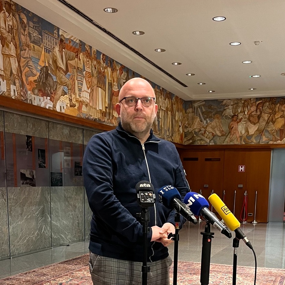 150 preusmerjenih pacientov v zasebno prakso ni samo dejanje posameznika, ampak rezultat sistema - to je sistema koncesij,  ki ustvarja finančne spodbude za izčrpavanje javnih bolnišnic.

Ravnanje vodstva novomeške bolnišnice, ki je razkrilo ugotovljene nepravilnosti, je