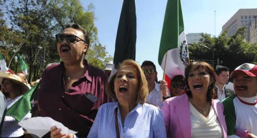REBAÑOS.
México: el único país donde la clase media se mide en meses sin intereses.
El rebaño opositor es una joya:
- el fifí de sangre azul que vive en Tecámac,
- el Godínez que paga casa Infonavit pero debe la colegiatura del Anglo porque “hay que dar buena imagen”,
- la doña