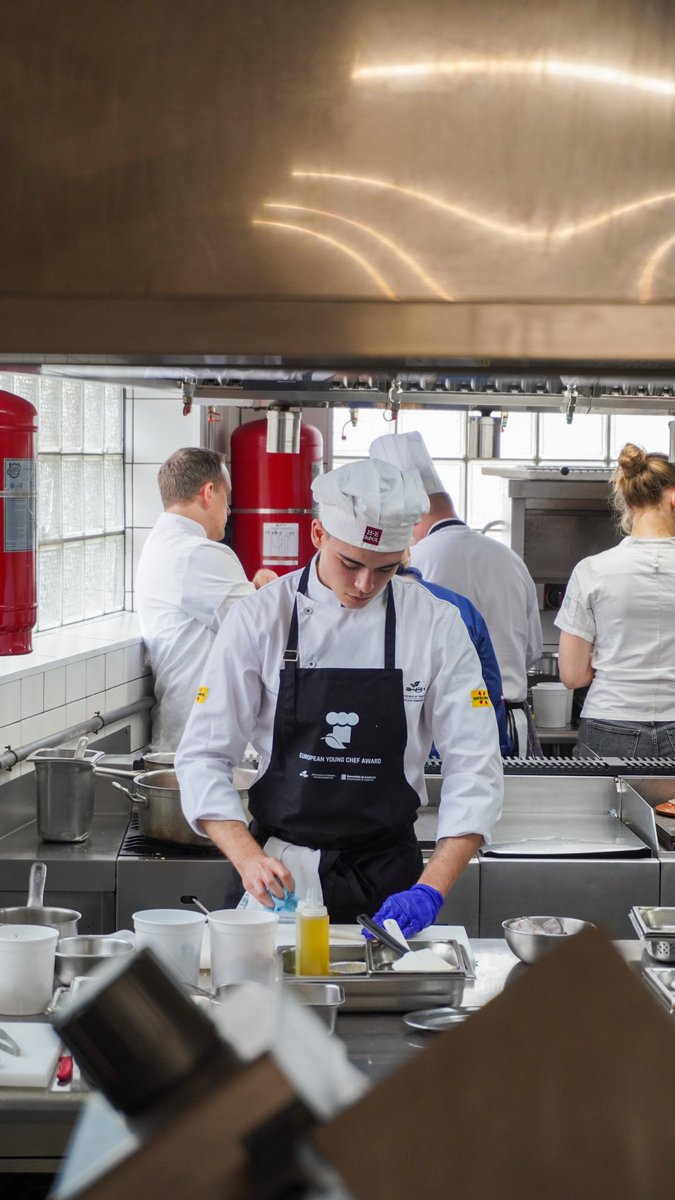 EUHTStPOL's tweet image. 🍴 A few weeks ago, EUHT StPOL hosted the European Young Chef Award 2025, organized by @IGCAT2  &amp;amp; @gencat, gathering young culinary talents from across Europe. Congrats to all finalists &amp;amp; winners! Special mention to our student Ànakin Rivera for his dedication

#EYCA2025