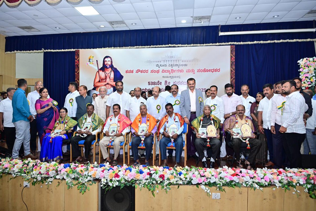 Dr_Yathindra_S's tweet photo. ಈ ವೇಳೆ ಬಿಎಂಟಿಸಿ ಉಪಾಧ್ಯಕ್ಷ ನಿಕೇತ್ ರಾಜ್, ಸಂಘದ ಅಧ್ಯಕ್ಷರಾದ ಕೃಷ್ಣ ಮಲ್ಲೇಗೌಡ, ಉಪಾಧ್ಯಕ್ಷ ಪುರುಷೋತ್ತಮ, ನಿರ್ದೇಶಕರಾದ ಪುನೀತ್, ರವಿಕುಮಾರ್, ನಾಗರಾಜ್, ಕುರುಬರ ಸಂಘದ ಮಾಜಿ ಅಧ್ಯಕ್ಷ ಸುಬ್ರಹ್ಮಣ್ಯ, ನಗರ ಪಾಲಿಕೆ ಮಾಜಿ ಸದಸ್ಯ ಜೆ.ಗೋಪಿ, ಸಿಂಡಿಕೇಟ್ ಸದಸ್ಯ ಶಂಕರ್, ಪರೀಕ್ಷಾಂಗ ಕುಲಸಚಿವ ಡಾ.ಎನ್. ನಾಗರಾಜ್ ಉಪಸ್ಥಿತರಿದ್ದರು.
೨/೨ https://t.co/5ILiz6Q3KW