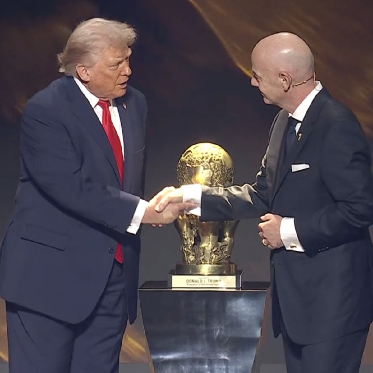 MenInBlazers's tweet image. US President Donald Trump has been awarded the first FIFA Peace Prize. 

"He has supported efforts to broker ceasefires and promote diplomatic engagement," says the FIFA announcement.