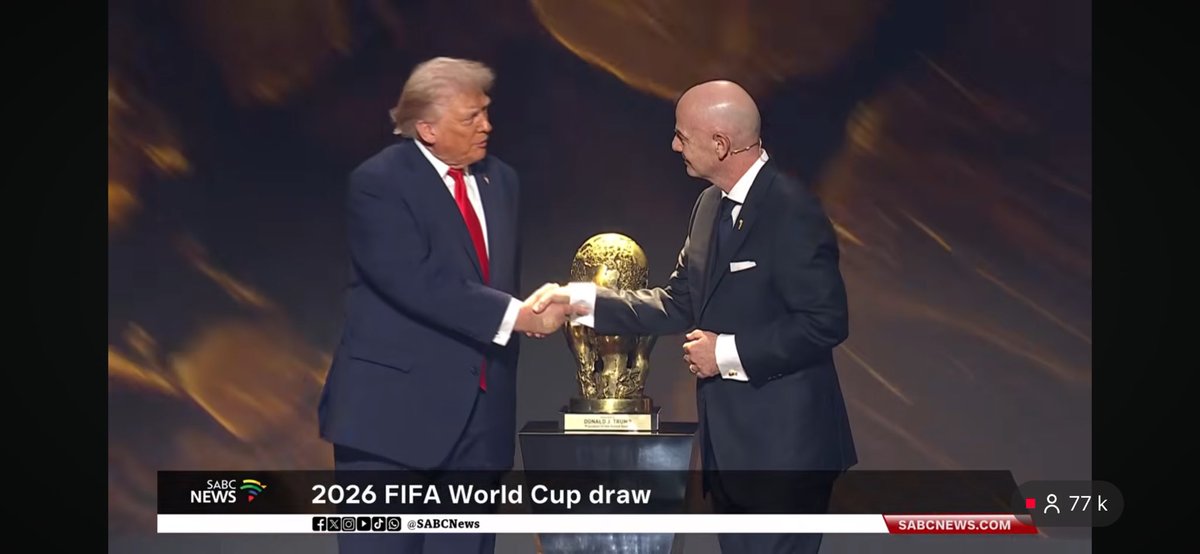 NachoRgz's tweet photo. Infantino le da su propio premio Nobel de la Paz a Trump. A LA MADRE https://t.co/Vg11nwQDNC