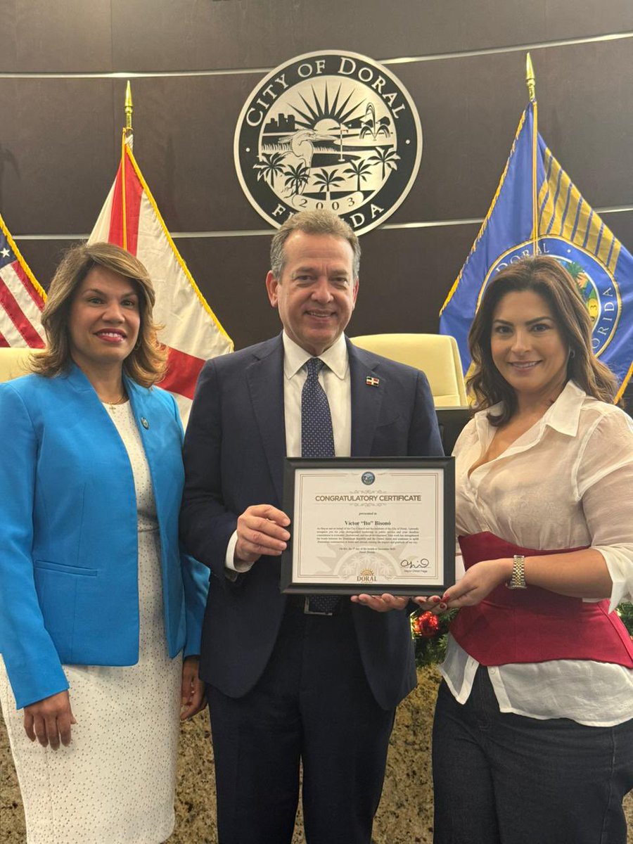 itobisono's tweet photo. Hoy recibí un reconocimiento de la Ciudad de Doral, otorgado por la alcaldesa Christi Fraga (@ChristiFraga) y la vicealcaldesa Digna Cabral (@digcab). 

Aprecio este honor, que resalta nuestro compromiso con el desarrollo de la República Dominicana y el fortalecimiento de los lazos entre RD, EE. UU. y nuestra diáspora. Seguimos trabajando por una nación más próspera y conectada.