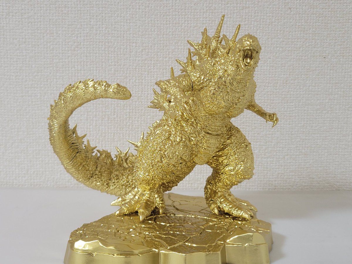 ドンキ限定のゴジラのモバイルスタンド予想以上に金色でいいな