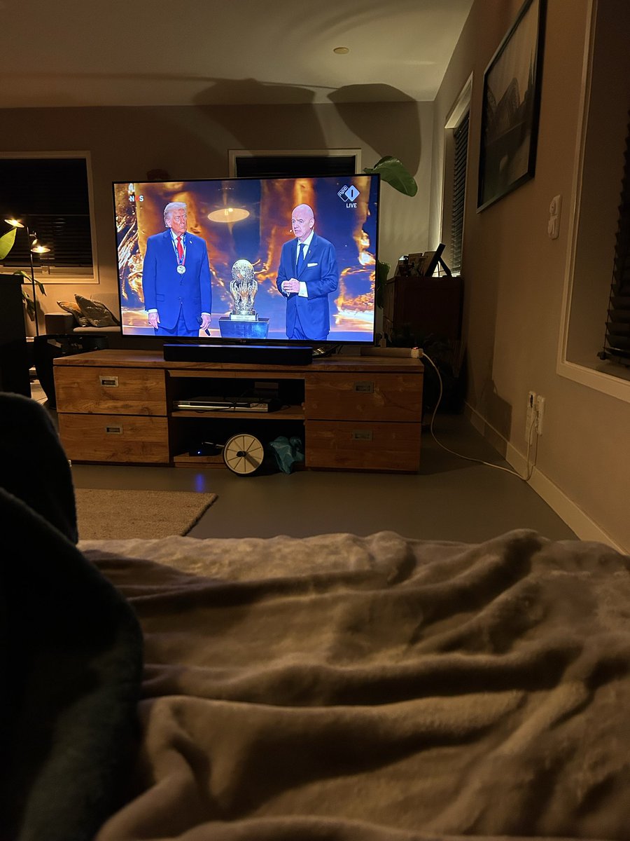 Pfffffff mag ik even overgeven……….. 🤢 de vredesprijs van de FIFA. Wat een trieste vertoning.