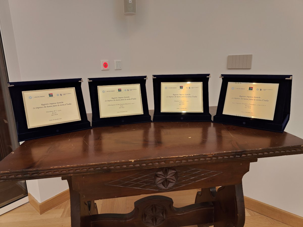 lucacrosetto70's tweet photo. Stamattina, in Camera di Commercio di Cuneo, premiate quattro nuove imprese iscritte al Registro Nazionale delle Imprese Storiche. Tradizione, innovazione e #radicamento nel #territorio sono la loro forza e un esempio per tutta la Granda. #imprese #Cuneo https://t.co/MRWHraCSRs