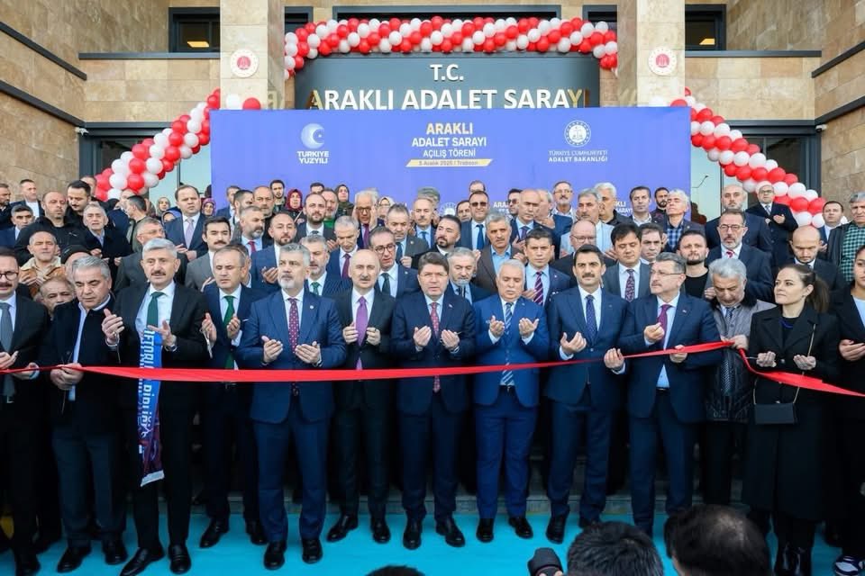akarakli61's tweet photo. Bugün, Adalet Bakanımız Yılmaz Tunç’un teşrifleriyle Araklı’mıza büyük bir değer katan Adalet Sarayı’nın açılışını gerçekleştirdik!
İlçemizin geleceğine yapılan bu önemli yatırımın, hemşehrilerimize daha hızlı ve kaliteli bir hizmet sunmasına vesile olmasını diliyoruz. https://t.co/6kjCYB7Rj2