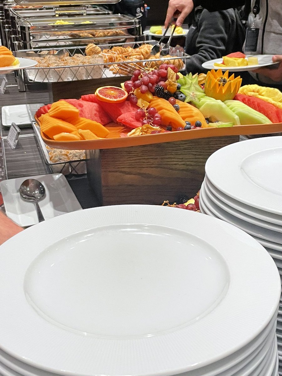 yyokouch1's tweet photo. Caesars Forumの最後のご飯🍉🍇🥝
#reinvent2025 #reinvent https://t.co/CFb3t3HhHp