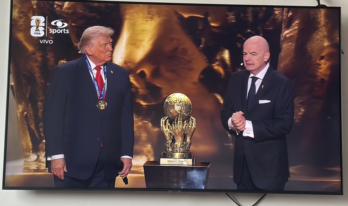 La <a href="/FIFAcom/">FIFA</a> le prohíbe a los equipos y a los aficionados expresar opiniones política, pero Infantino se acaba de inventar el Premio de Paz de la FIFA y se lo entrega a Trump. 🤡